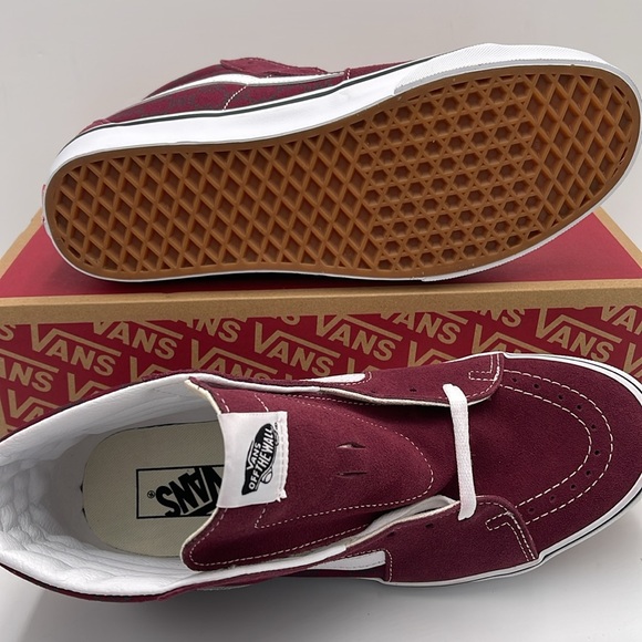 Vans Men’s Sk8-Hỉ
Monogram Port Royale
VN0005U94QU
Sneakers - Picture 3 of 16